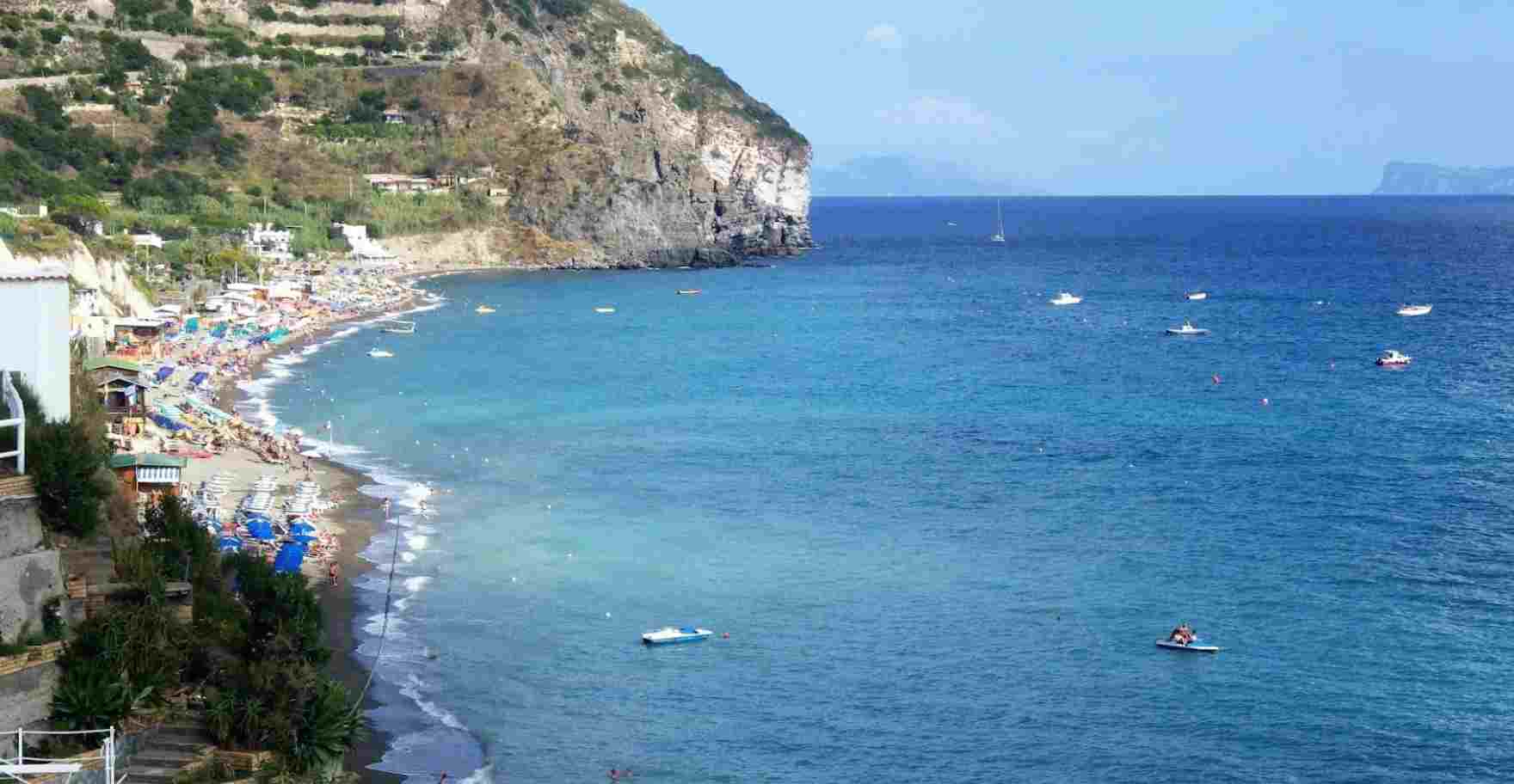 spiaggia maronti tra quelle da vedere a ischia