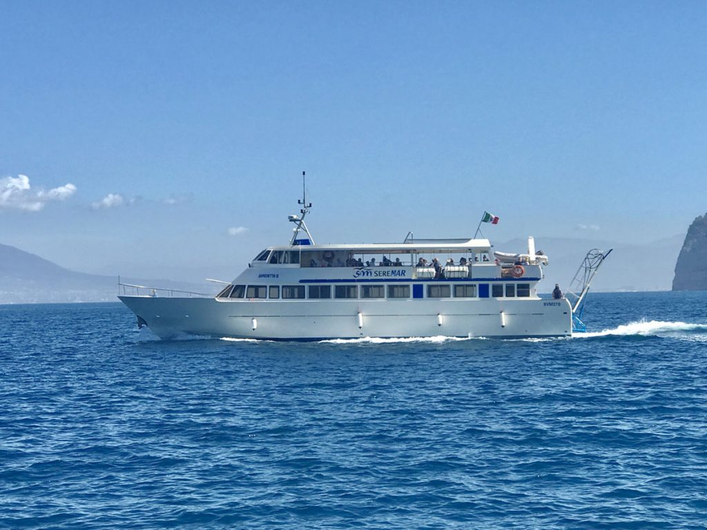 traghetto della Seremar per Positano