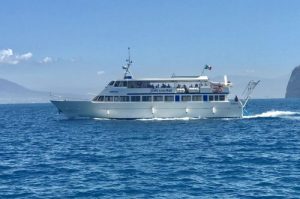 traghetto della Seremar per Positano