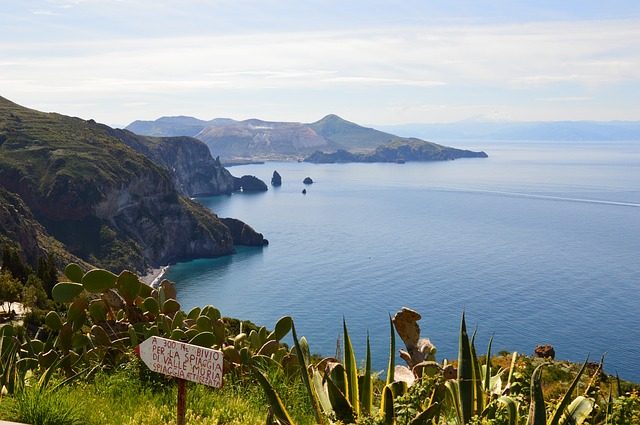 traghetti isole eolie